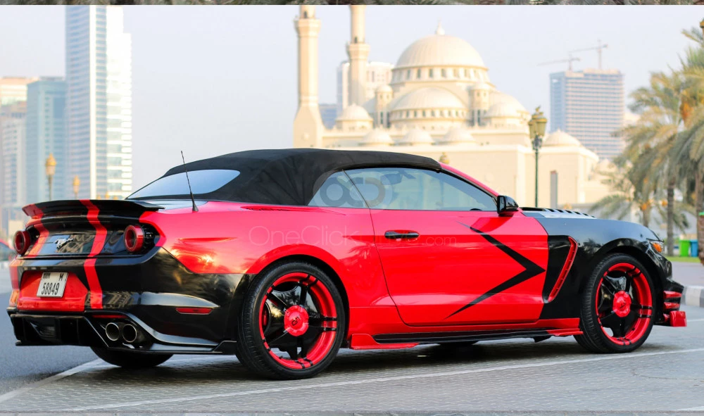 rood Ford Mustang EcoBoost Convertible V4 2018 for rent in Dubai 7